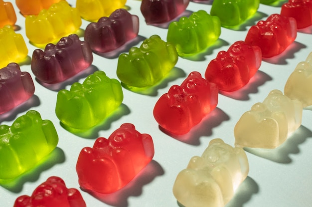 Бесплатное фото Натюрморт с разноцветными мармеладными мишками