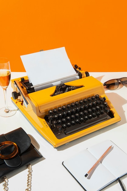 Бесплатное фото Натюрморт с красочной пишущей машинкой