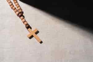 무료 사진 구슬이 있는 십자가의 정물