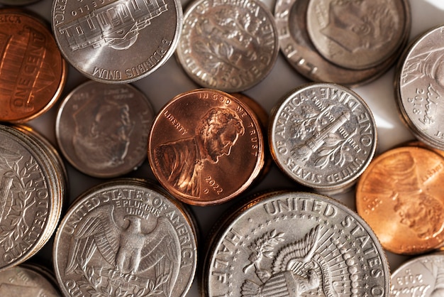 Бесплатное фото Натюрморт с разбросанными долларовыми монетами