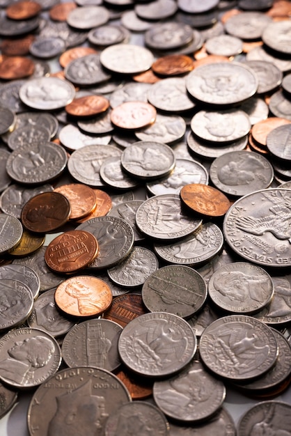 무료 사진 흩어져있는 달러 동전의 정물