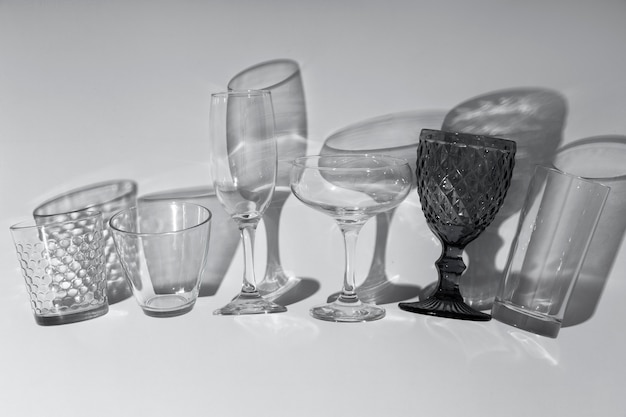 Бесплатное фото Натюрморт из стеклянных чашек