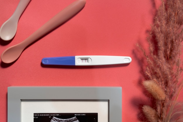無料写真 陽性の妊娠検査薬の静物画