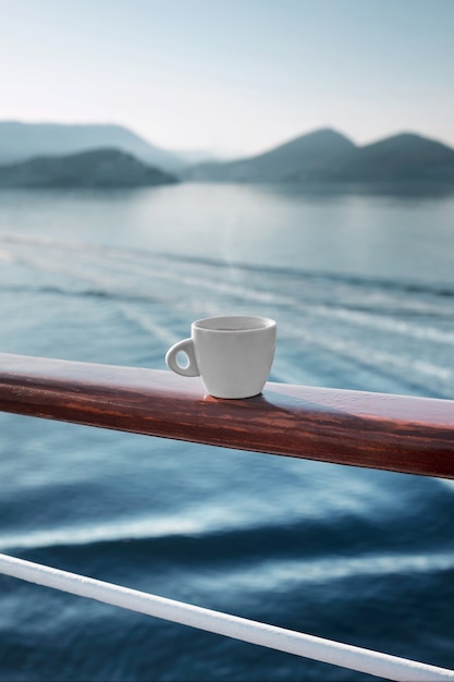 Бесплатное фото Натюрморт расслабляющей кофейной чашки на террасе