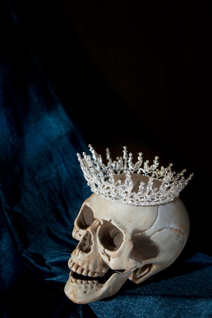 Бесплатное фото Натюрморт с короной правителя