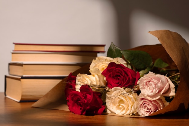 無料写真 本とバラの日のサン・ジョルディの静物画