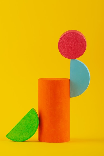 Бесплатное фото Натюрморт с небольшими декоративными предметами ярких цветов