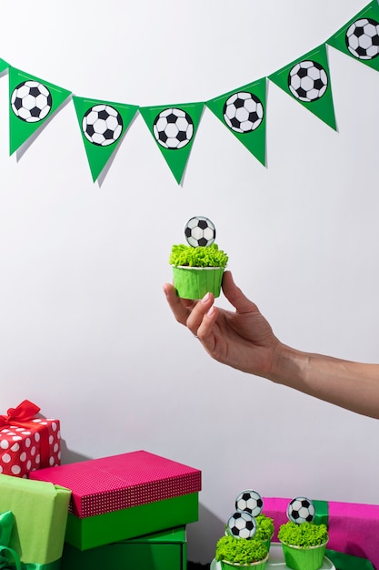 無料写真 サッカーファンの誕生日をテーマにしたパーティーの静物