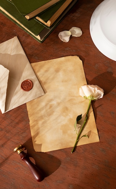 Бесплатное фото Натюрморт с винтажным написанием любовного письма