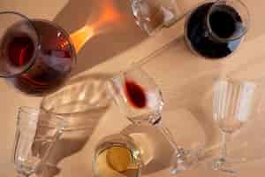 Бесплатное фото Натюрморт с винным графином на столе