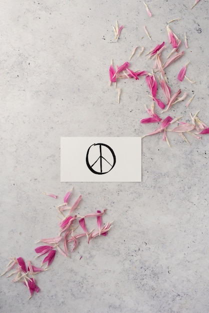 Натюрморт мирный день композиция с цветочными лепестками