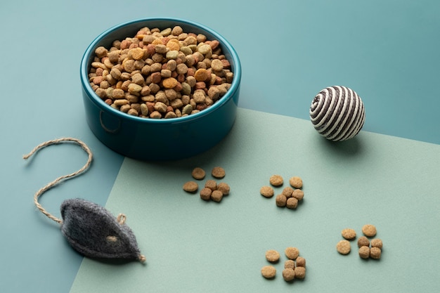 Foto gratuita assortimento di alimenti per animali domestici still life