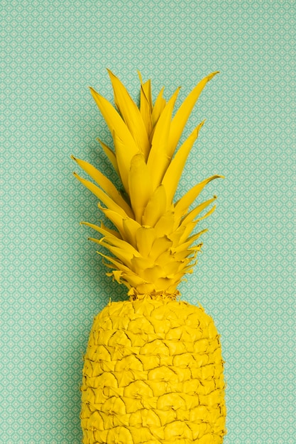 Natura morta di ananas con gambo e foglie