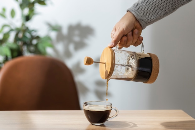 Foto gratuita natura morta della cartella stampa per il caffè