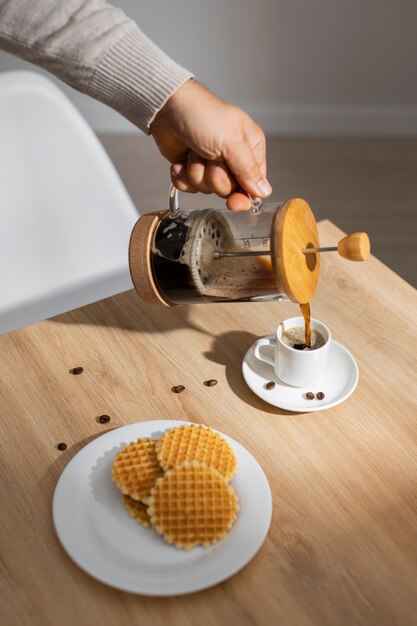 Foto gratuita natura morta della cartella stampa per il caffè