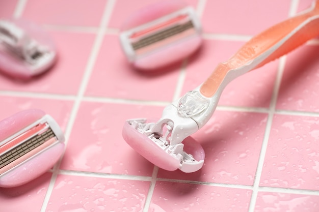 Free photo still life of  razor blades in bath