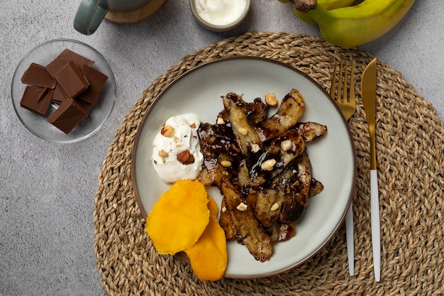 Foto gratuita natura morta di ricetta con banana di banana