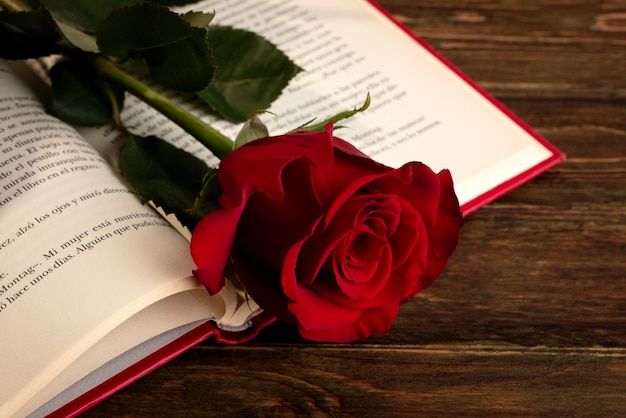 Foto gratuita natura morta di sant jordi per il giorno dei libri e delle rose