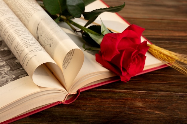 Foto gratuita natura morta di sant jordi per il giorno dei libri e delle rose