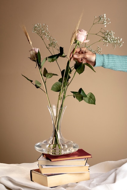 Foto gratuita natura morta di sant jordi per il giorno dei libri e delle rose