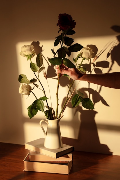 Foto gratuita natura morta di sant jordi per il giorno dei libri e delle rose