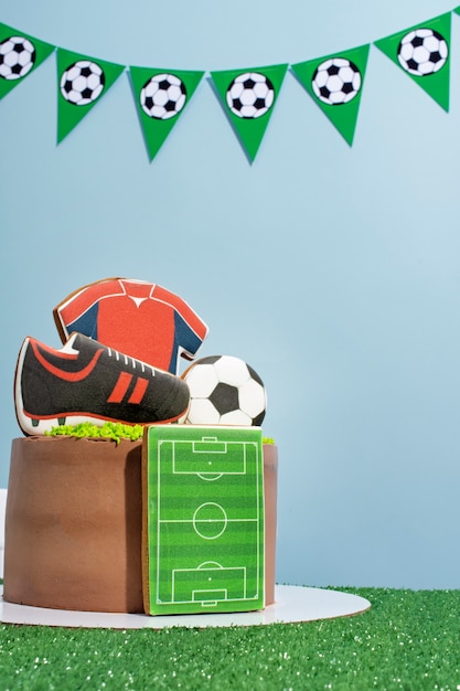 Натюрморт с тематической вечеринкой по случаю дня рождения футбольного болельщика