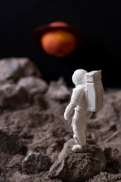 Foto gratuita disposizione dello spazio di natura morta con l'astronauta