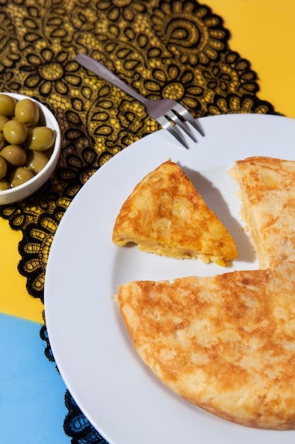 Foto gratuita natura morta di tortilla spagnola