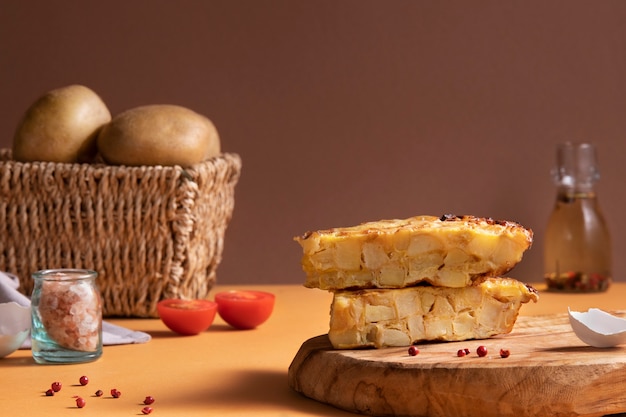 Foto gratuita natura morta della tortilla spagnola