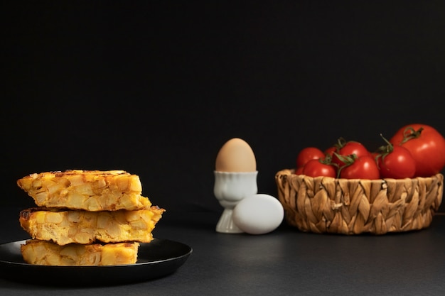 Foto gratuita natura morta della tortilla spagnola