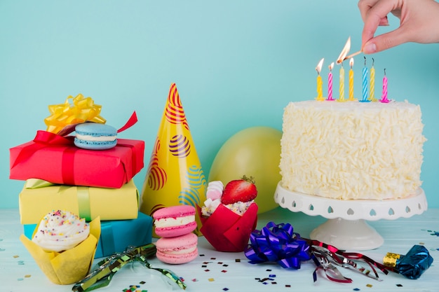 Free photo still life of tasty birthday cake with presents