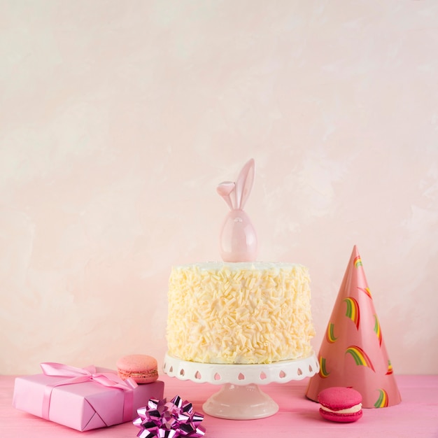 Foto gratuita natura morta di gustosa torta di compleanno
