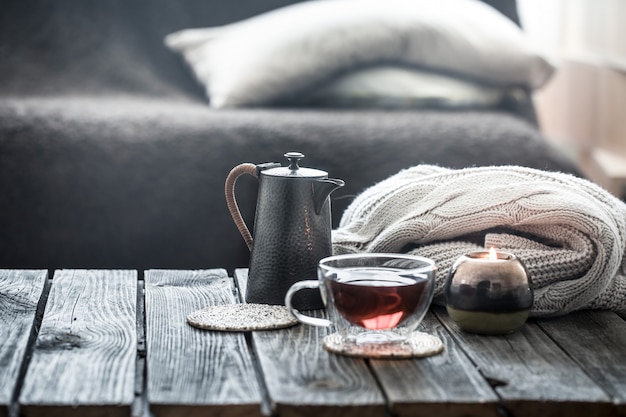 リビングルームでの静物お茶