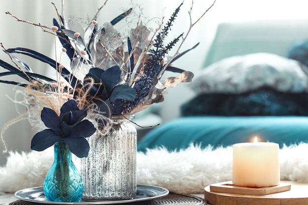 Бесплатное фото Натюрморт ваза с искусственными цветами в гостиной.