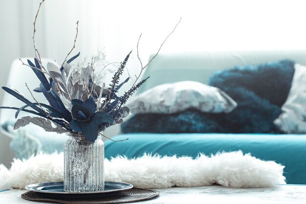 Натюрморт ваза с искусственными цветами в гостиной.