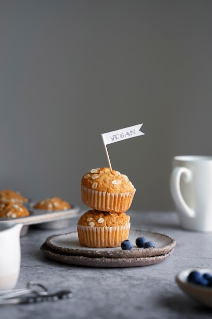 Foto gratuita still life di prodotti da forno vegani