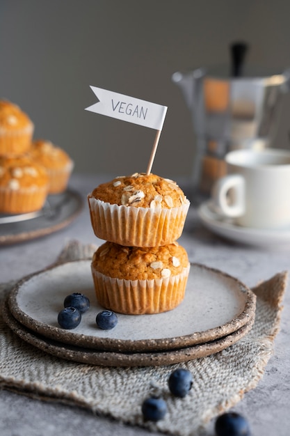 Foto gratuita still life di prodotti da forno vegani