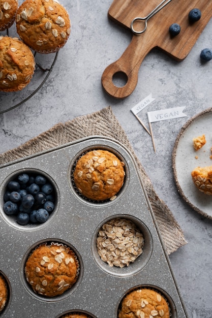 Foto gratuita still life di prodotti da forno vegani