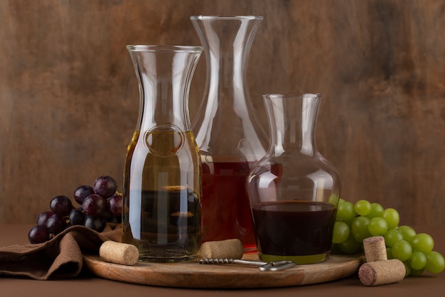 Foto gratuita natura morta di caraffa di vino sul tavolo