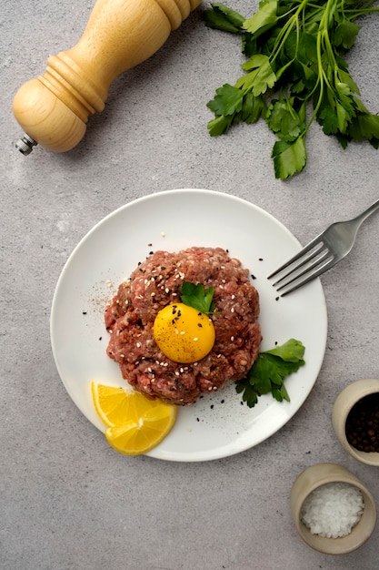 Foto gratuita natura morta con tartare di bistecca di manzo