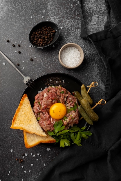 Foto gratuita natura morta con tartare di bistecca di manzo