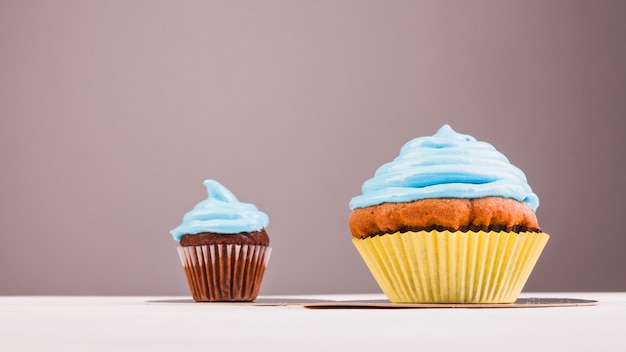 Foto gratuita natura morta con muffin di compleanno