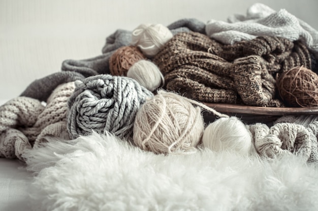 編み物用の心地よい毛糸のある静物。