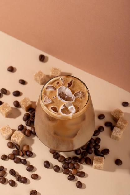 Бесплатное фото Натюрморт с вкусным кофе со льдом