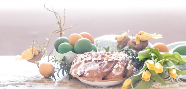 Free photo still life with easter cake and colored eggs