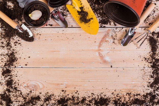 Natura morta con oggetti da giardinaggio