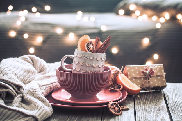 家のクリスマスの装飾のある静物