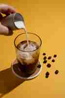 Бесплатное фото Натюрморт с кофейным напитком со льдом