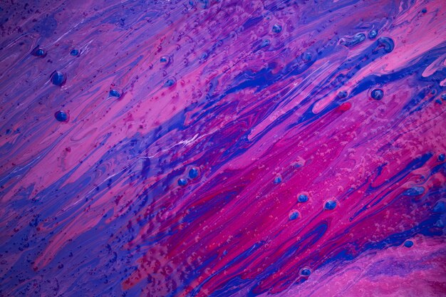 サイケデリックな色付きの背景のある静物