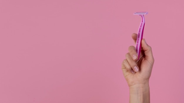 Free photo still life with razor blade held in hand